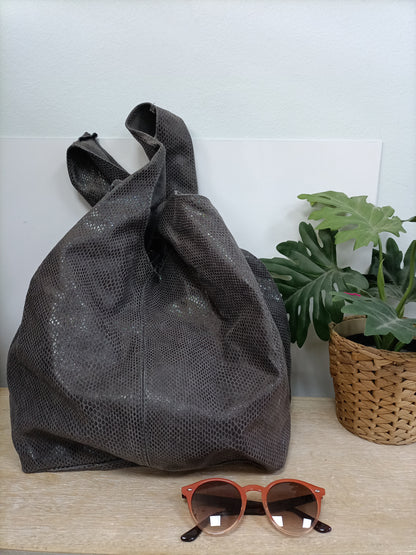 GENUINE LEATHER. bolso gris brillantitos