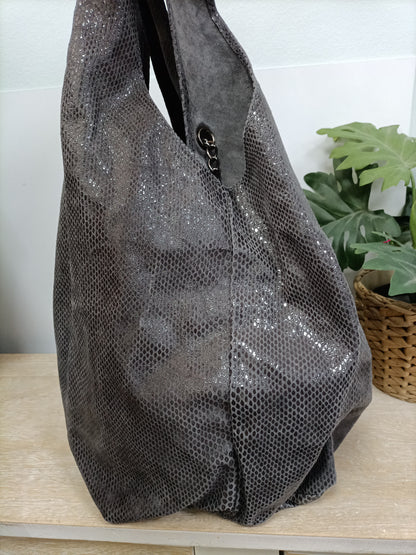 GENUINE LEATHER. bolso gris brillantitos