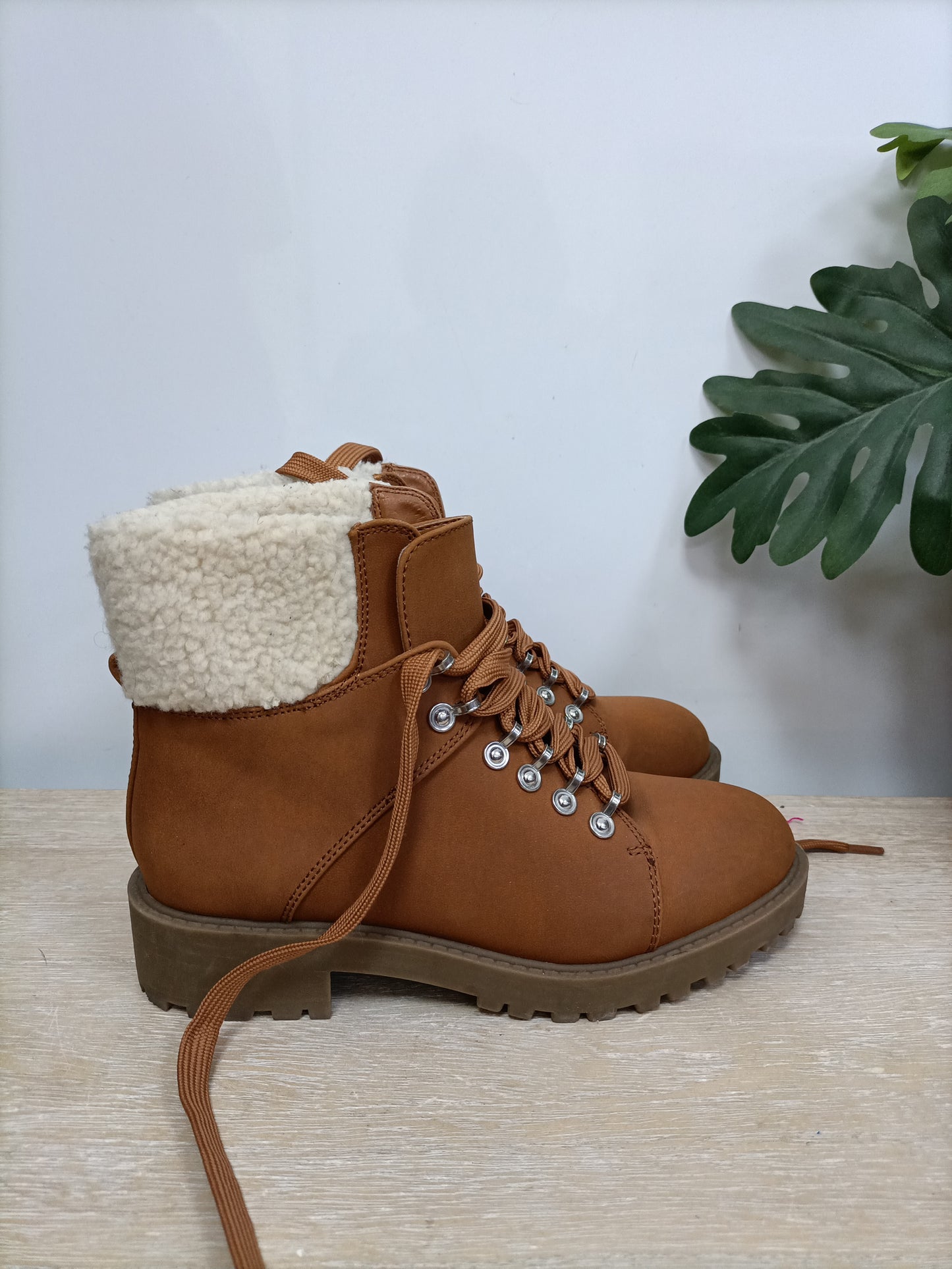 MarketFOREVER21.Botas camel borrego T.36,5