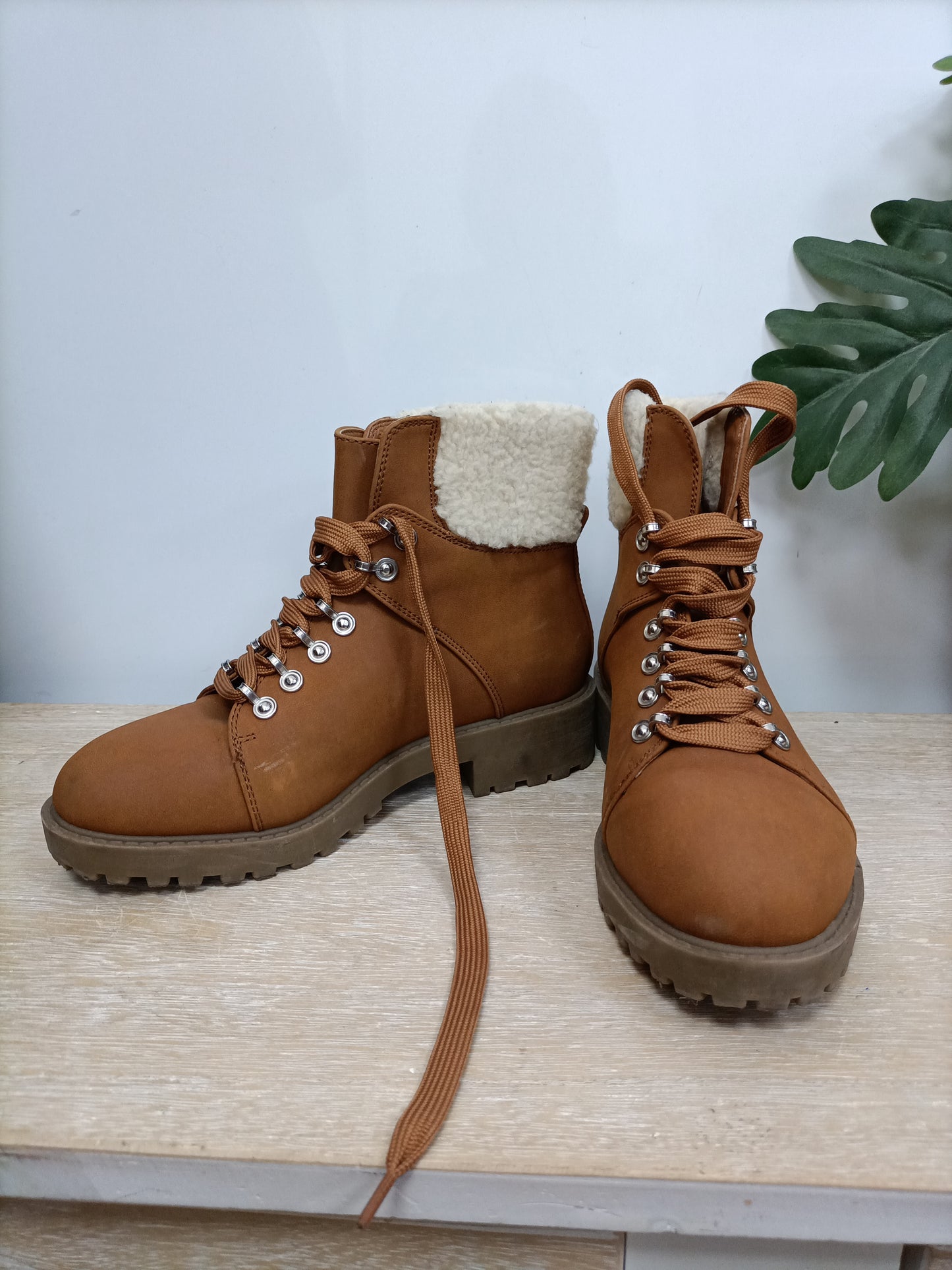 MarketFOREVER21.Botas camel borrego T.36,5