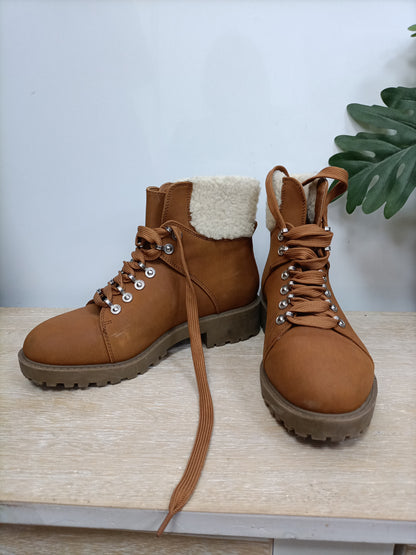MarketFOREVER21.Botas camel borrego T.36,5