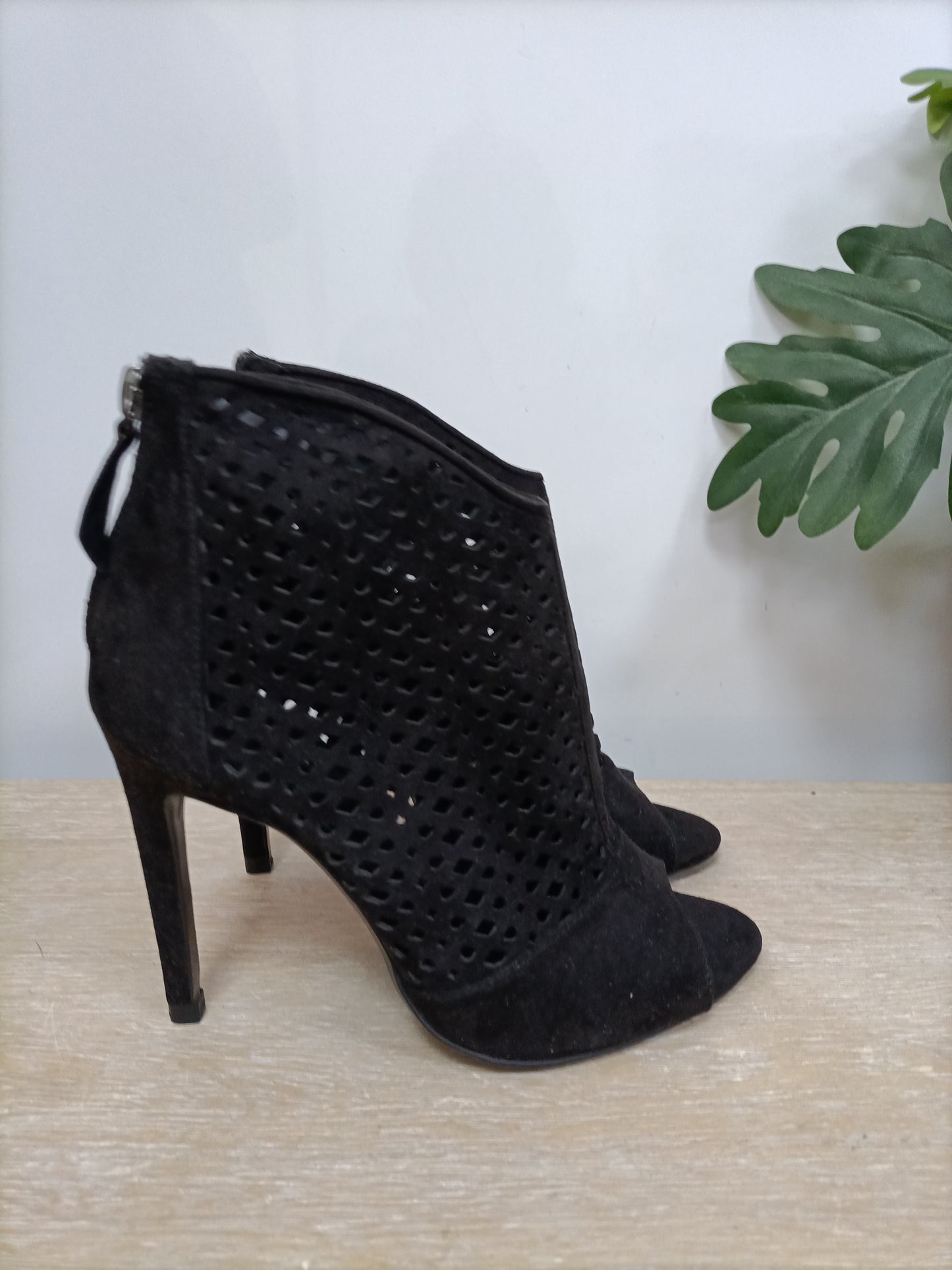 ZARA. Botin troquelado T.36