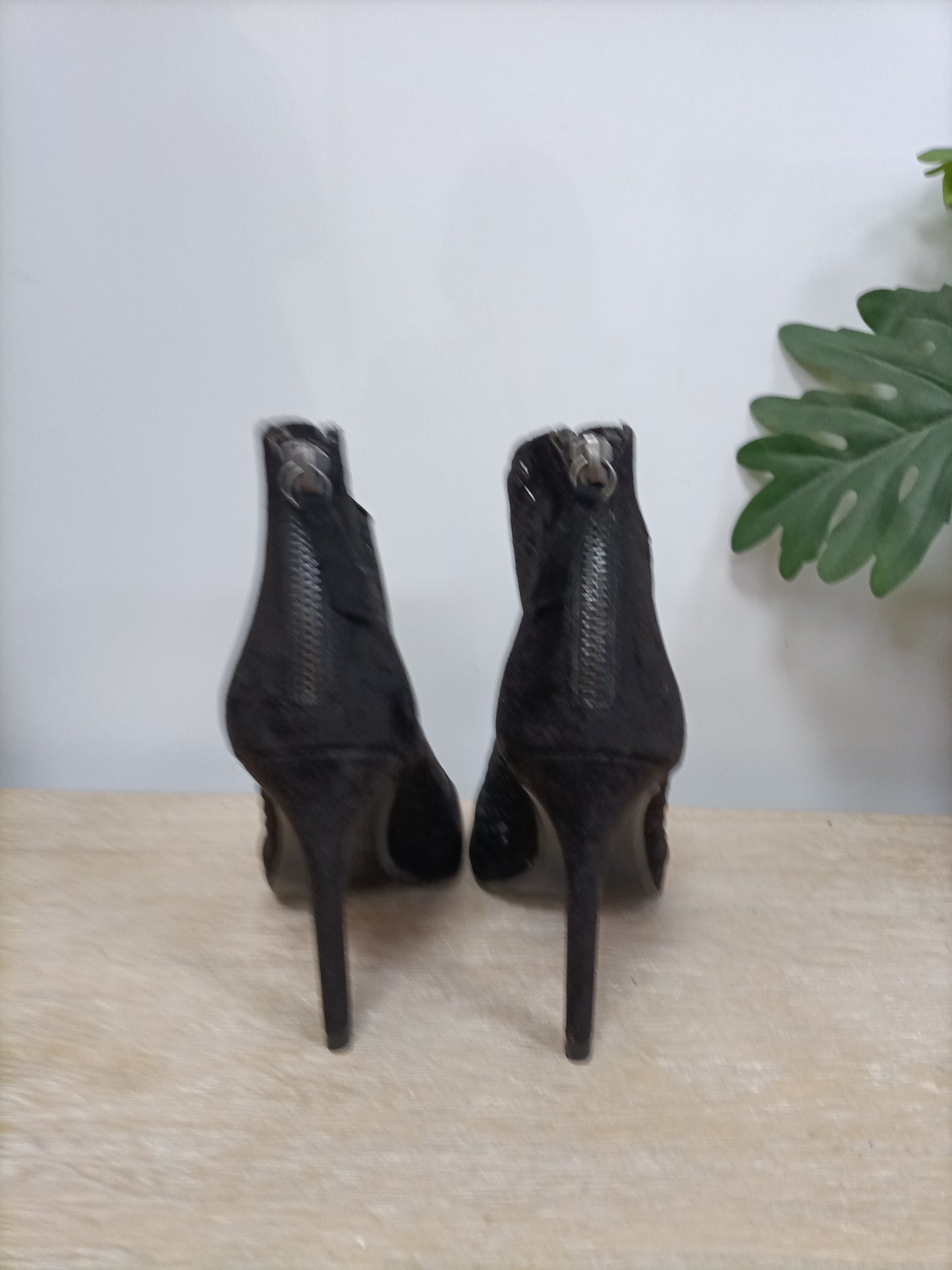 ZARA. Botin troquelado T.36