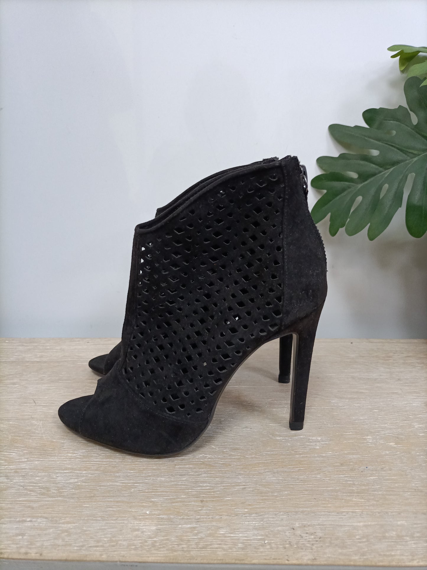 ZARA. Botin troquelado T.36