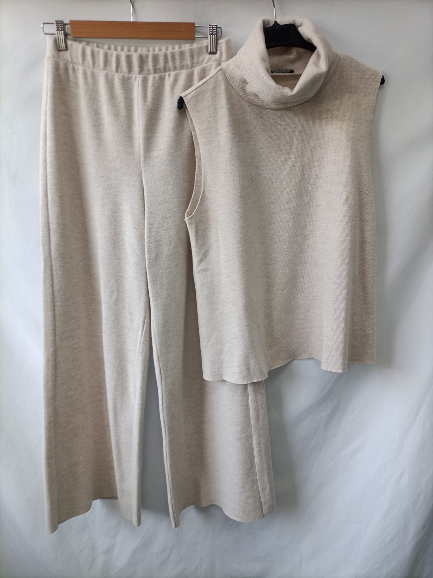 ZARA. Pantalón ancho beige T.m