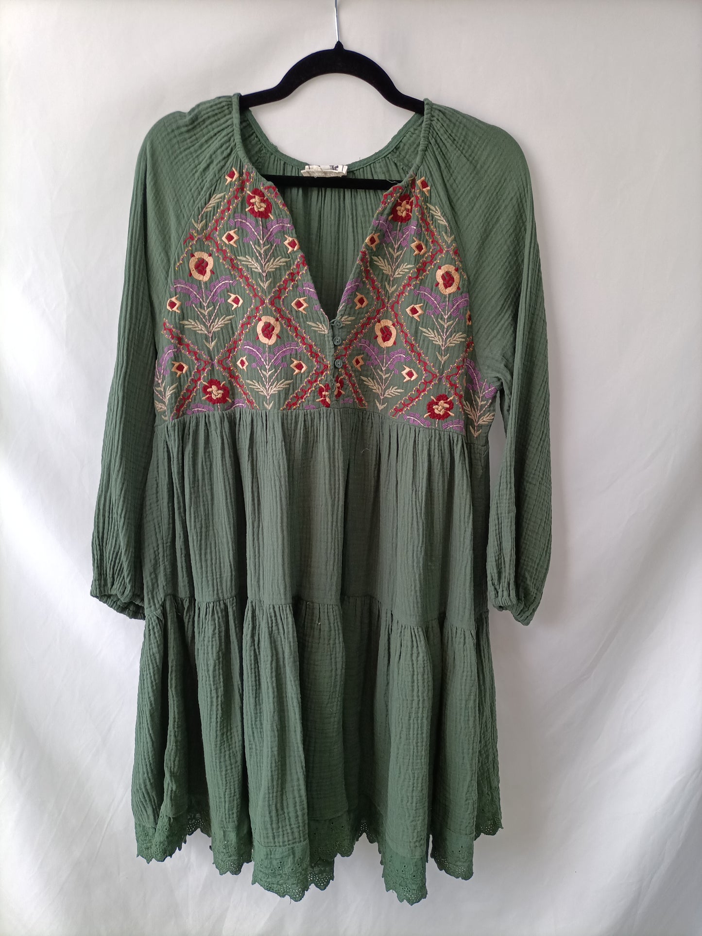 JAASE. Vestido verde bordado T.l