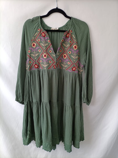 JAASE. Vestido verde bordado T.l