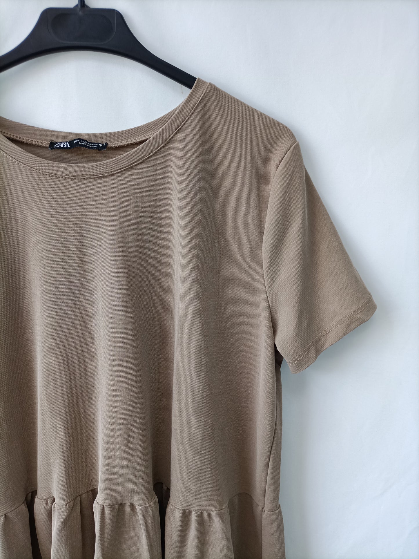 ZARA. Camiseta beige fluida T.l