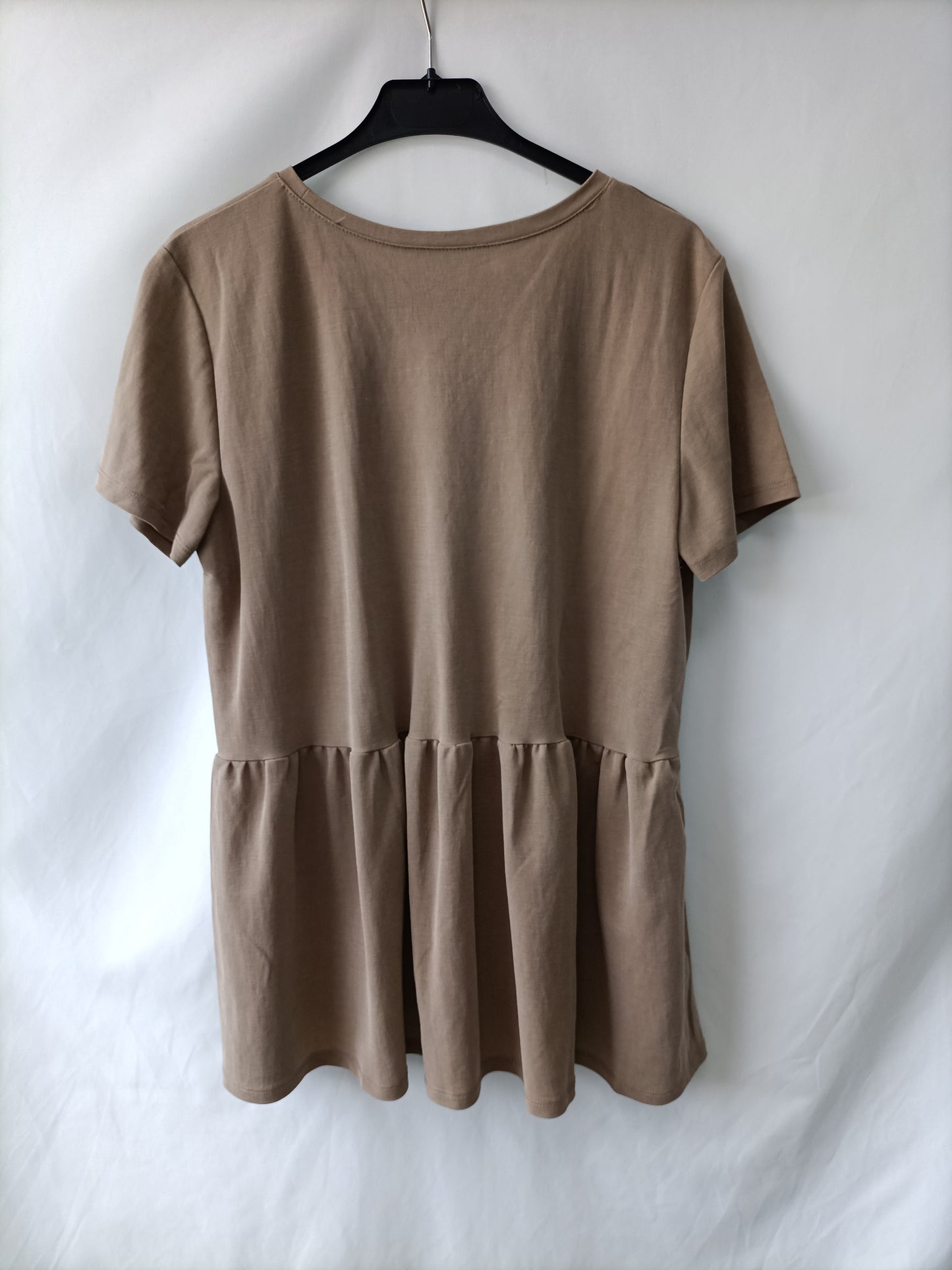 ZARA. Camiseta beige fluida T.l