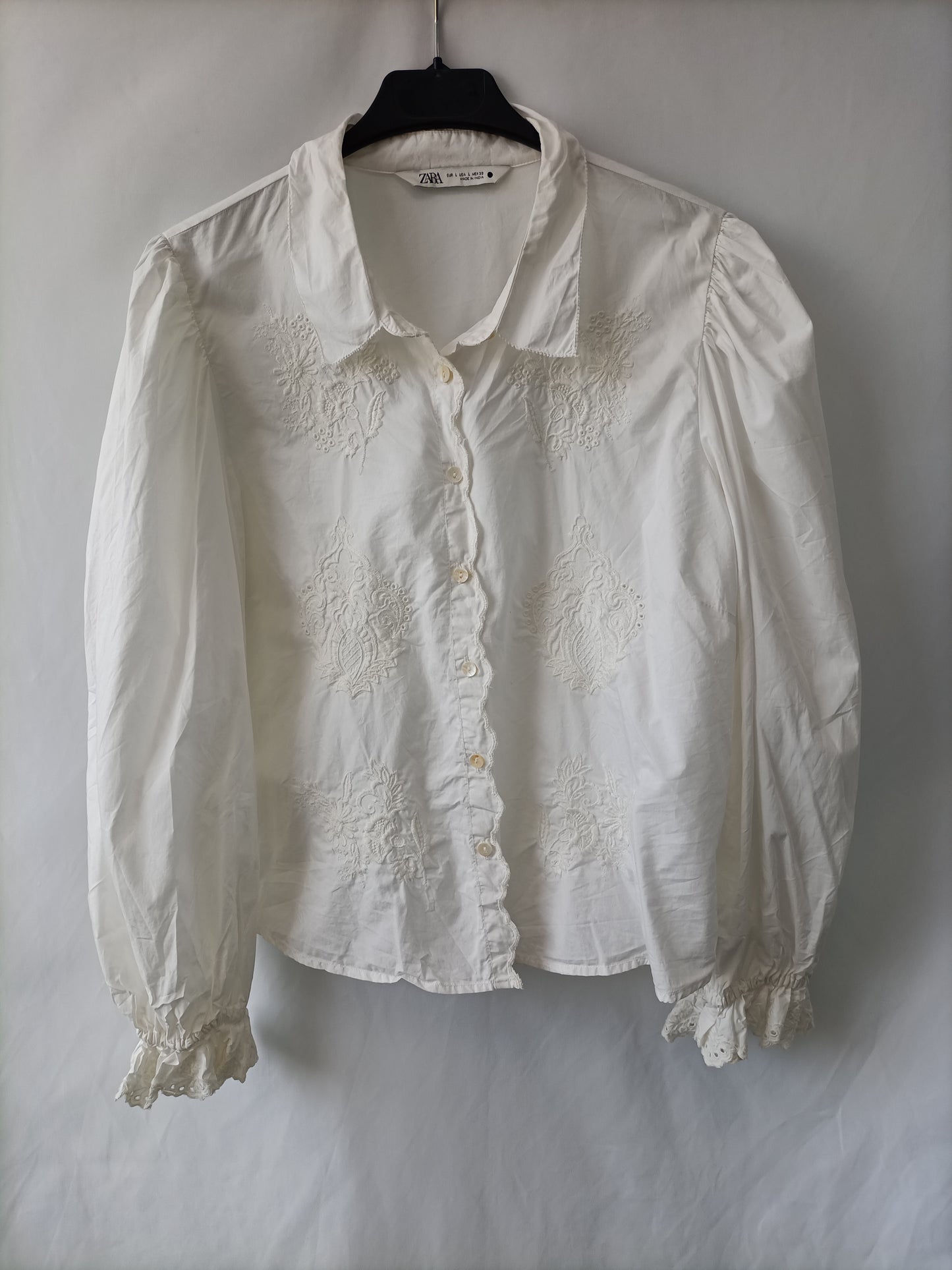 ZARA. Busa blanca bordados T.l