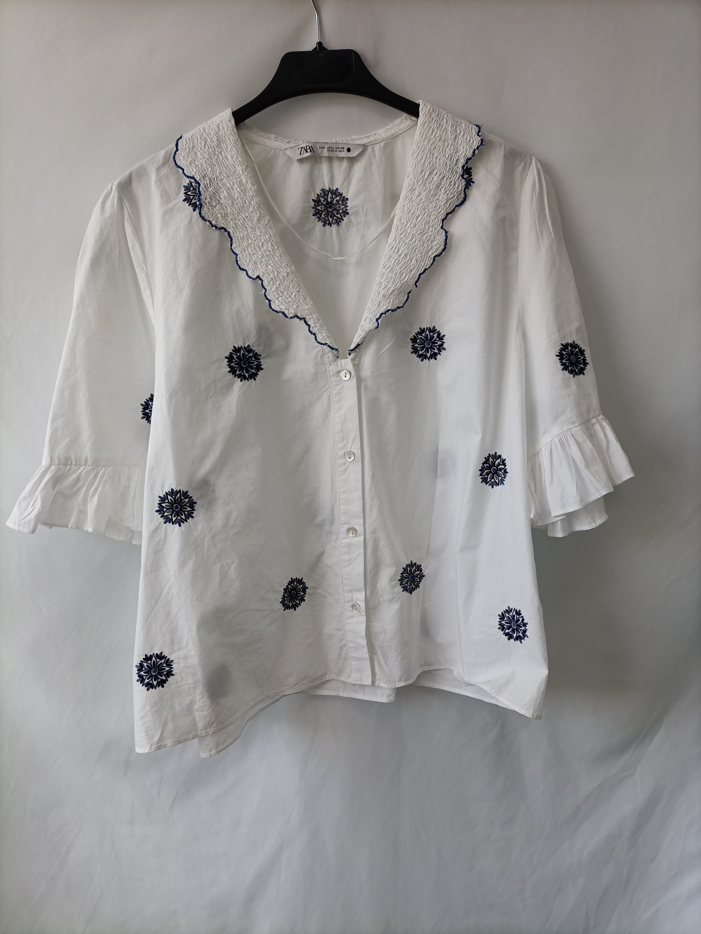 ZARA. Blusa blanca Bordados azules T.l