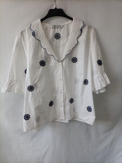 ZARA. Blusa blanca Bordados azules T.l