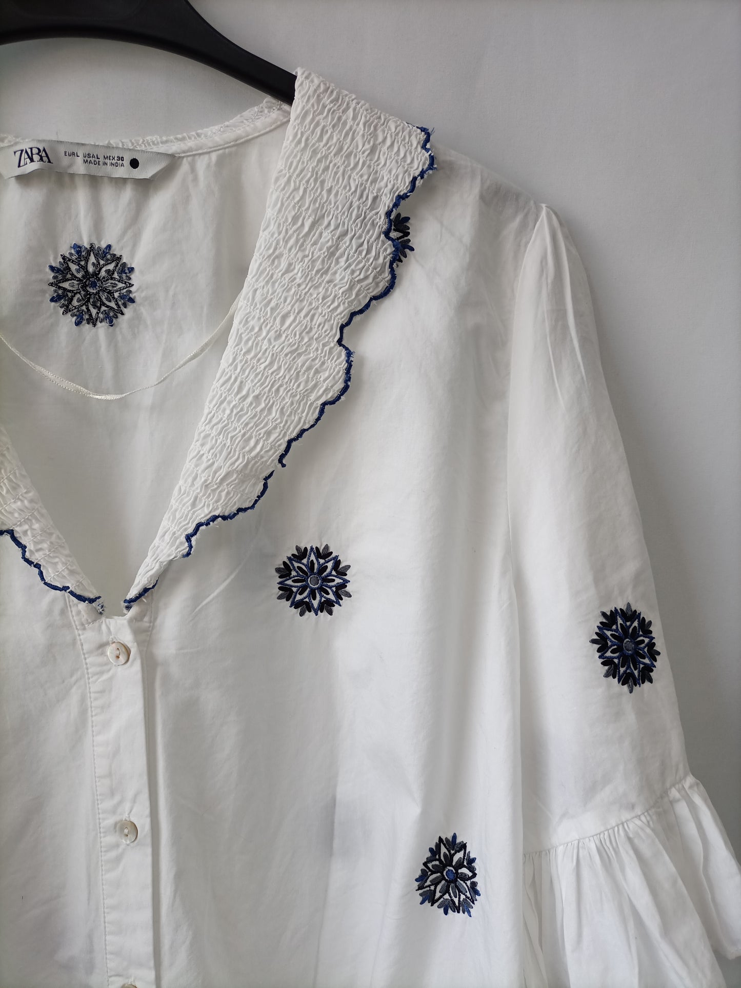 ZARA. Blusa blanca Bordados azules T.l