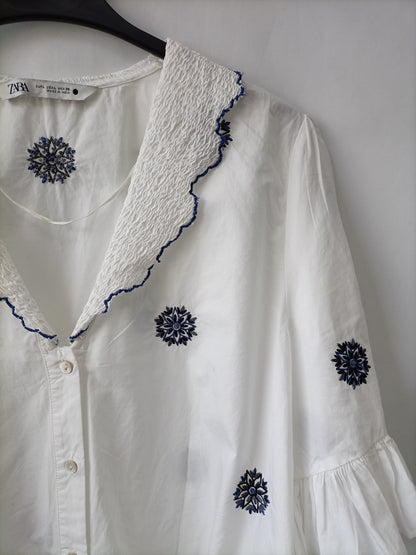 ZARA. Blusa blanca Bordados azules T.l