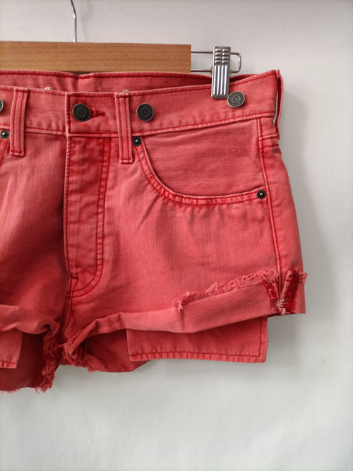 LEVI'S. Shorts rojo coral T.s