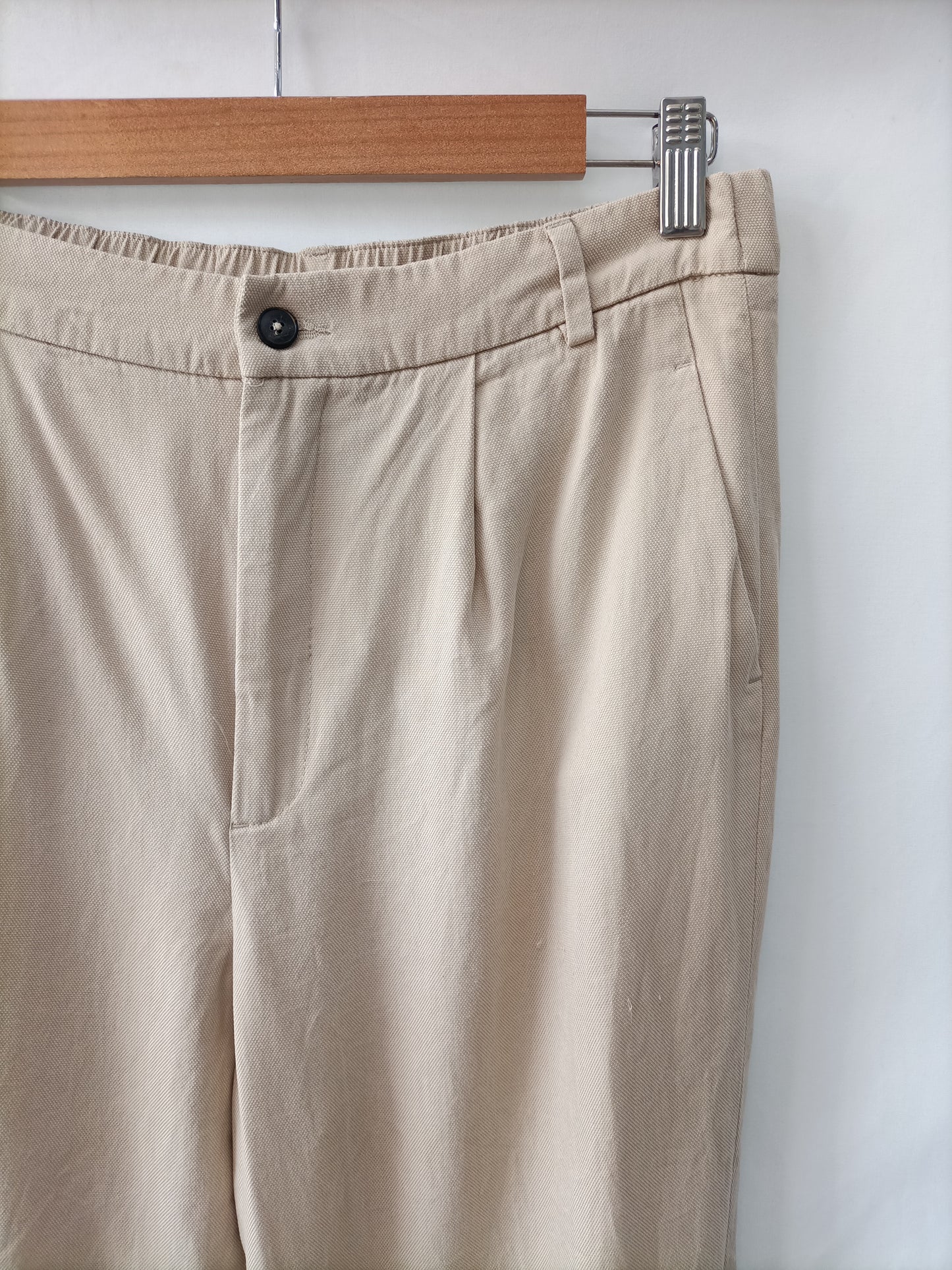 market. ZARA. Pantalón Fluido beige T.m