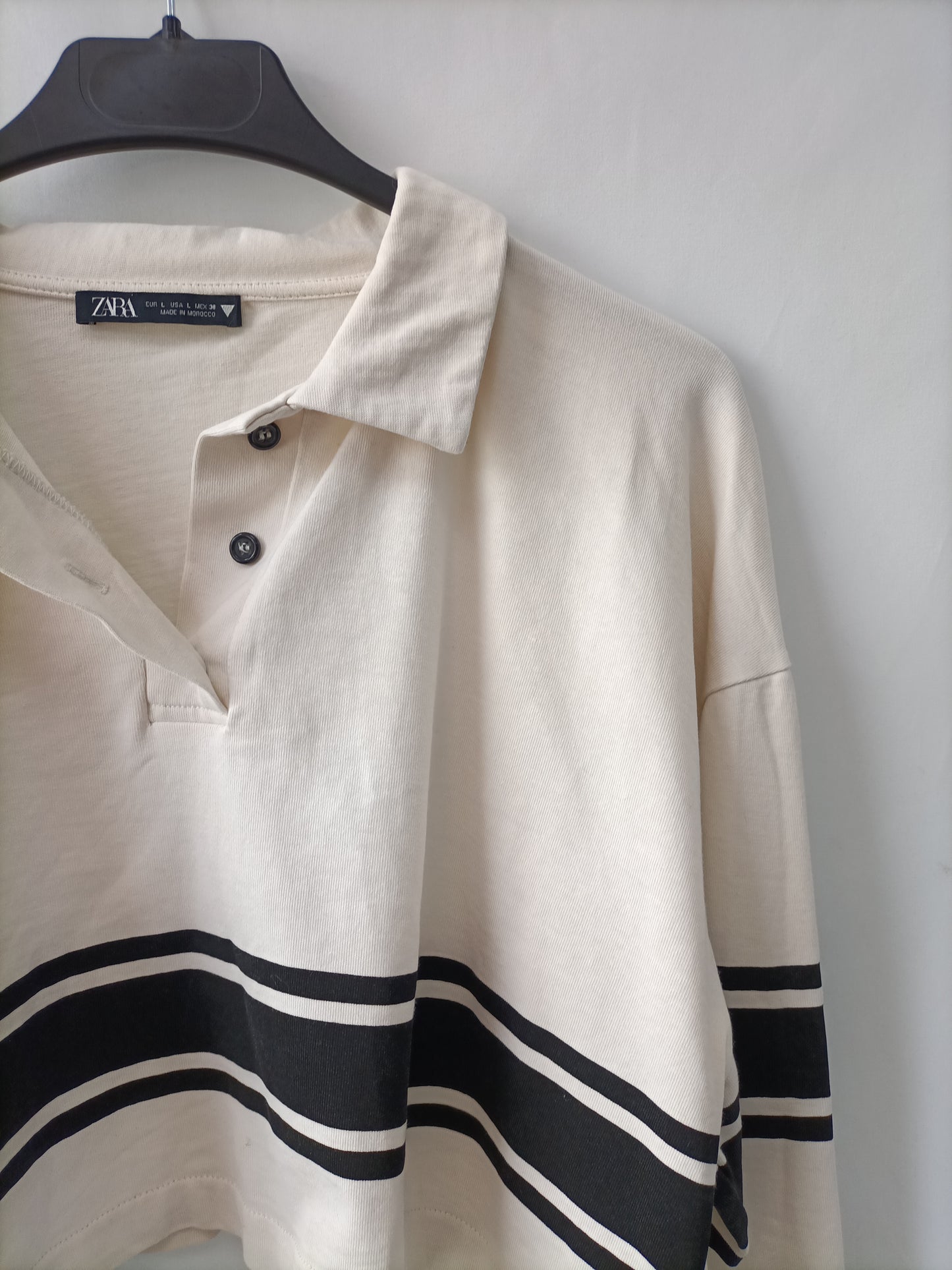 ZARA. Beige cropped sweatshirt Tl