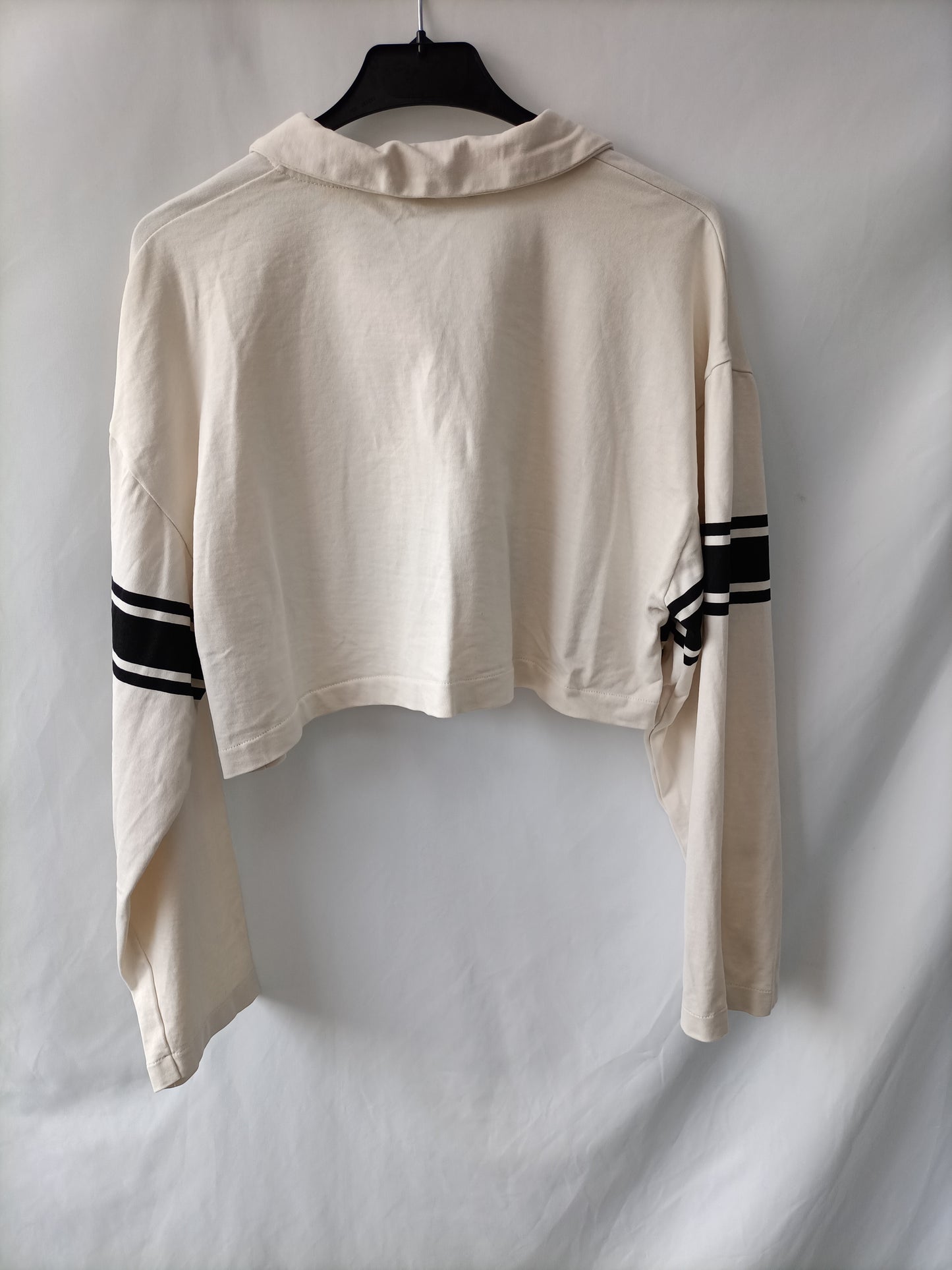 ZARA. Beige cropped sweatshirt Tl