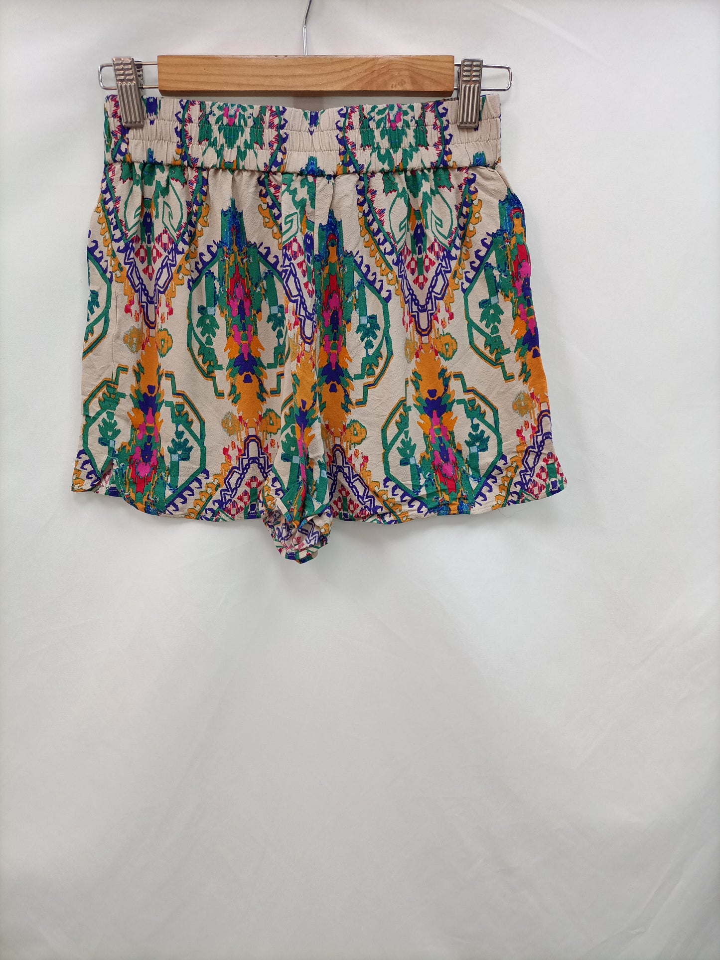 ZARA.Beige TS printed shorts