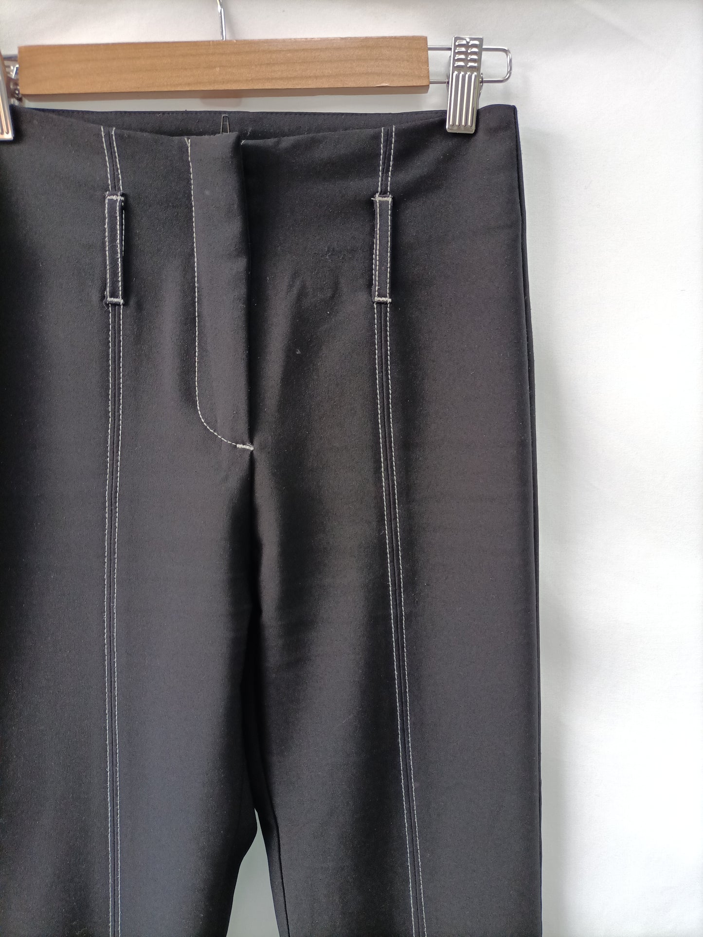 BERSHKA. Pantalón negro campana T.34