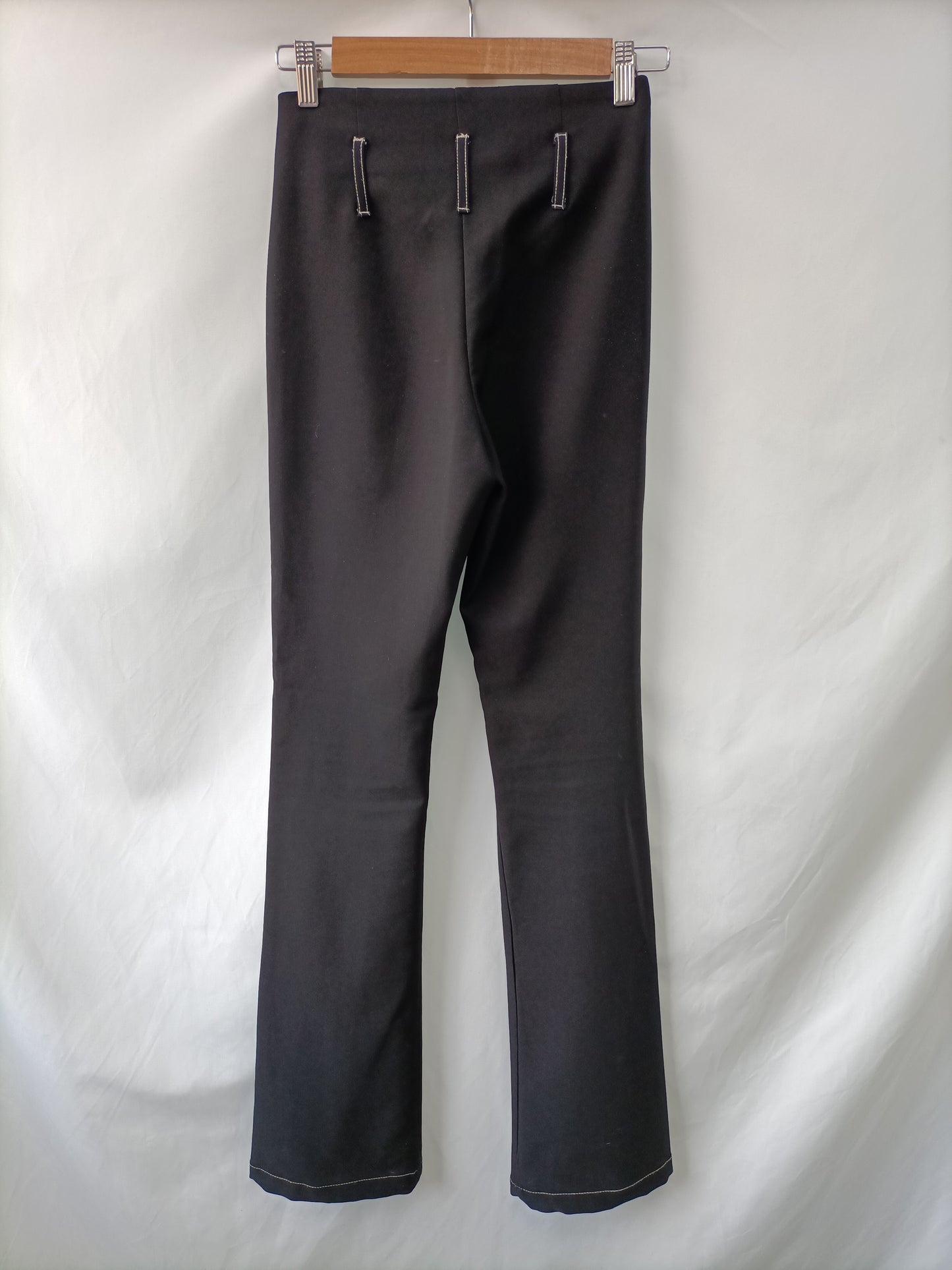 BERSHKA. Pantalón negro campana T.34