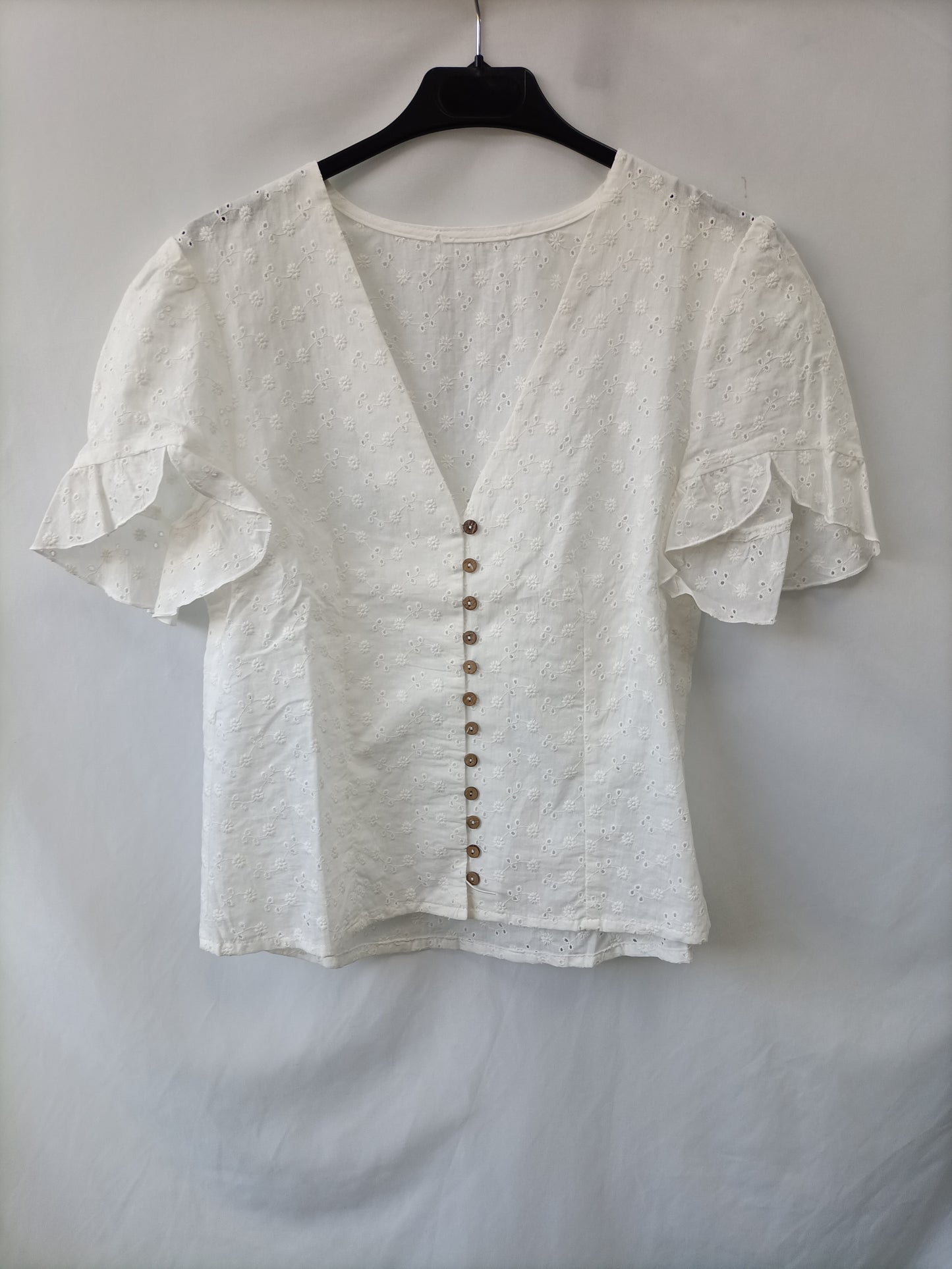 OTHERS. White die-cut blouse Ts