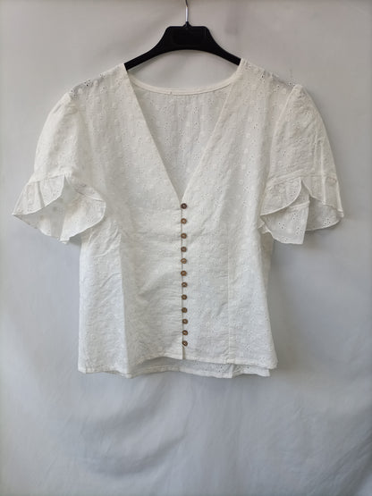 OTHERS. White die-cut blouse Ts