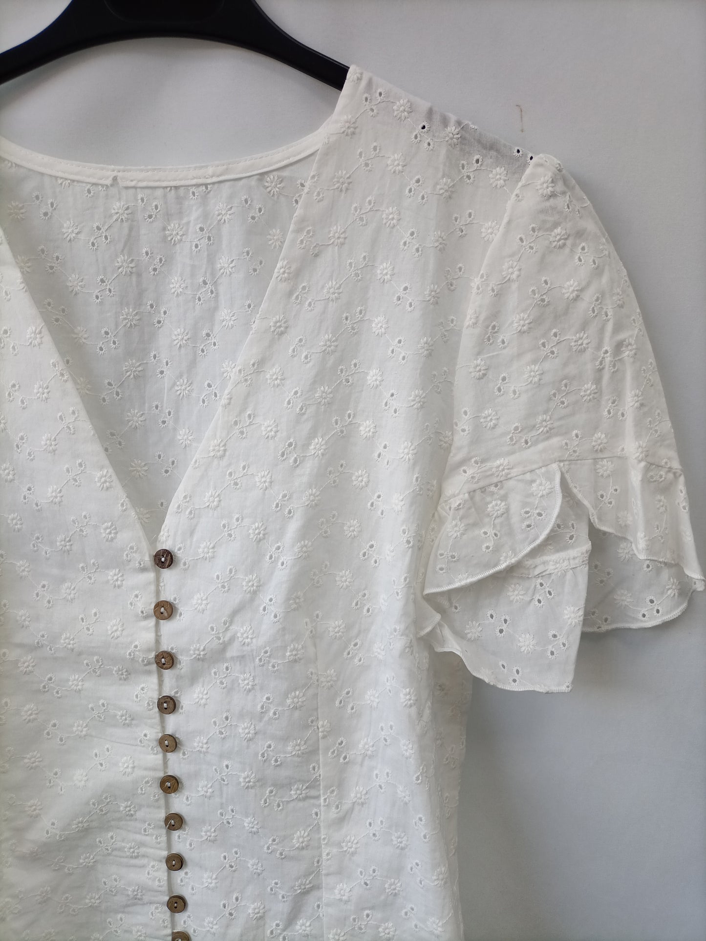 OTHERS. White die-cut blouse Ts