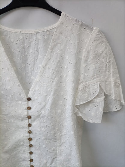 OTHERS. White die-cut blouse Ts