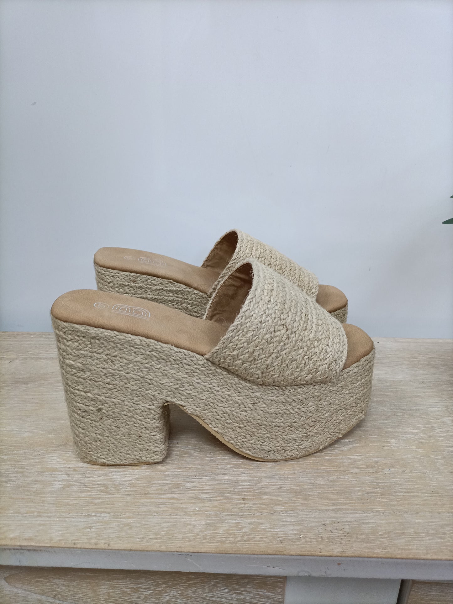 BOSANOVA. Sandalia rafia T.37