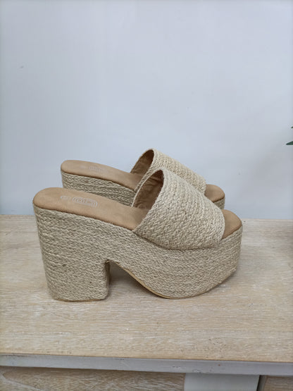 BOSANOVA. Sandalia rafia T.37