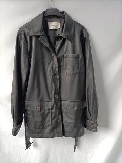 STRADIVARIUS. Cazadora polipiel T.l