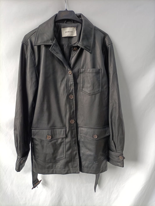 STRADIVARIUS. Cazadora polipiel T.l