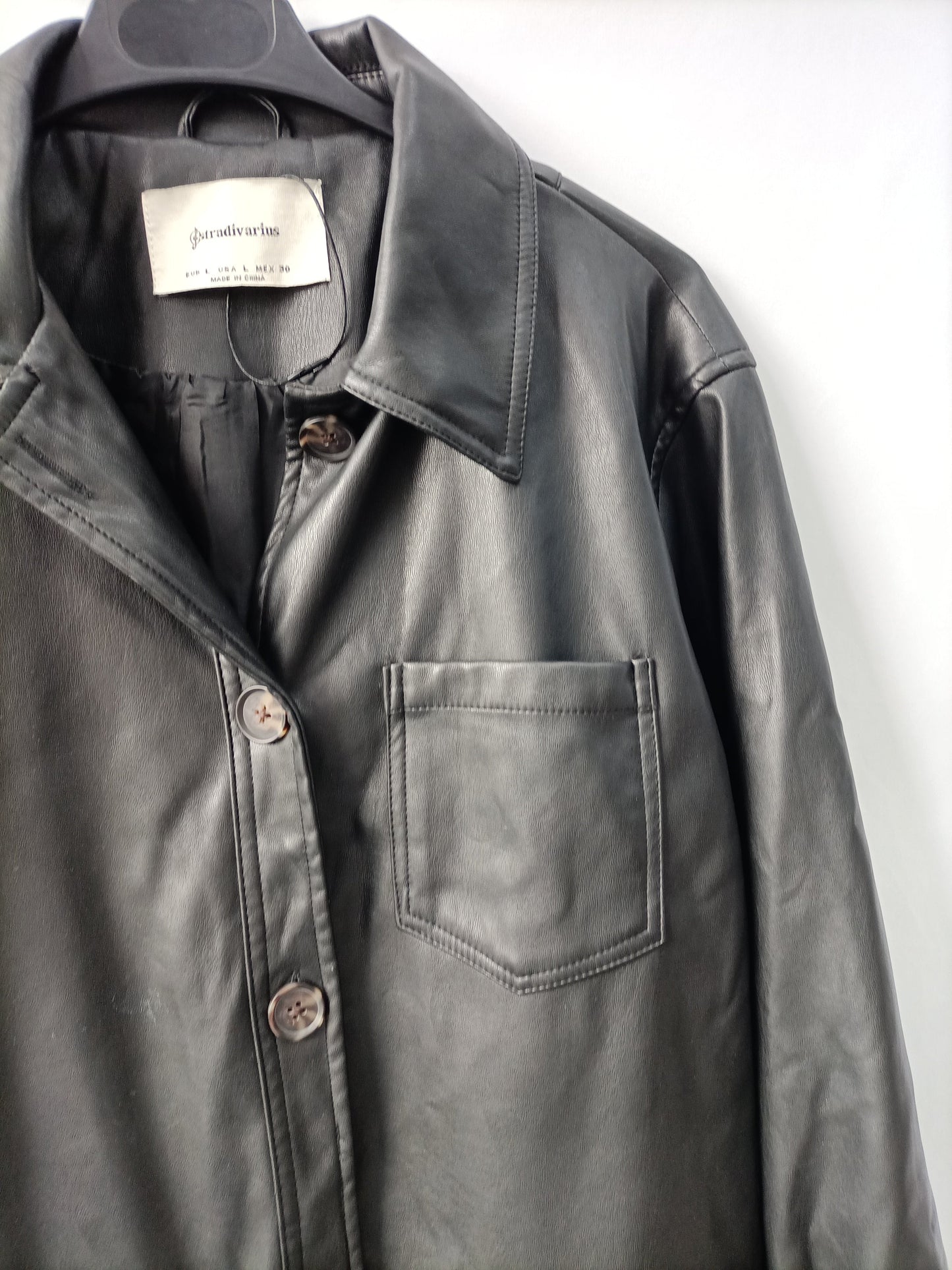 STRADIVARIUS. Cazadora polipiel T.l