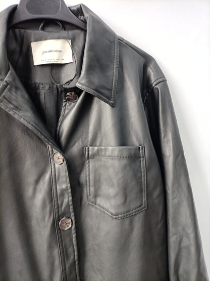 STRADIVARIUS. Cazadora polipiel T.l