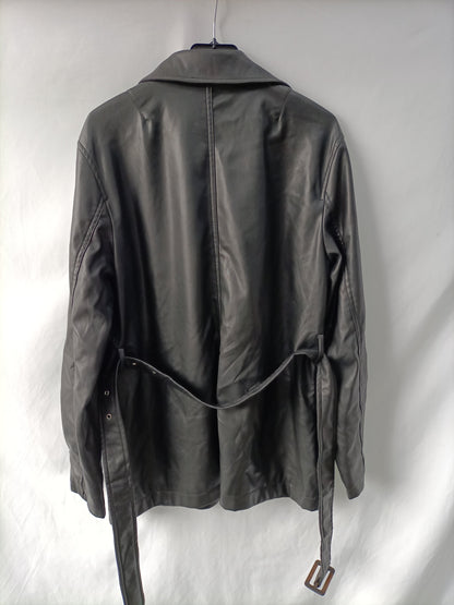 STRADIVARIUS. Cazadora polipiel T.l