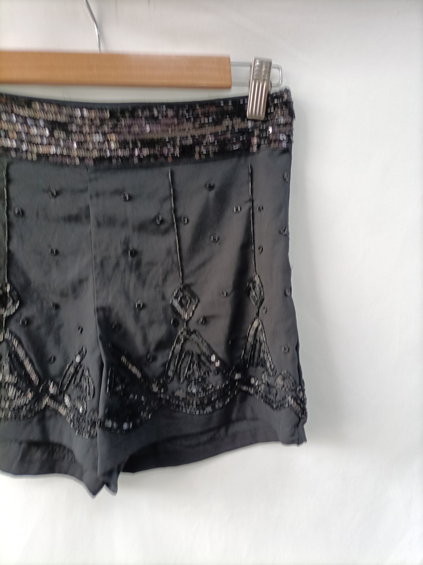 FÓRMULA JOVEN. Shorts negro lentejuelas T.38