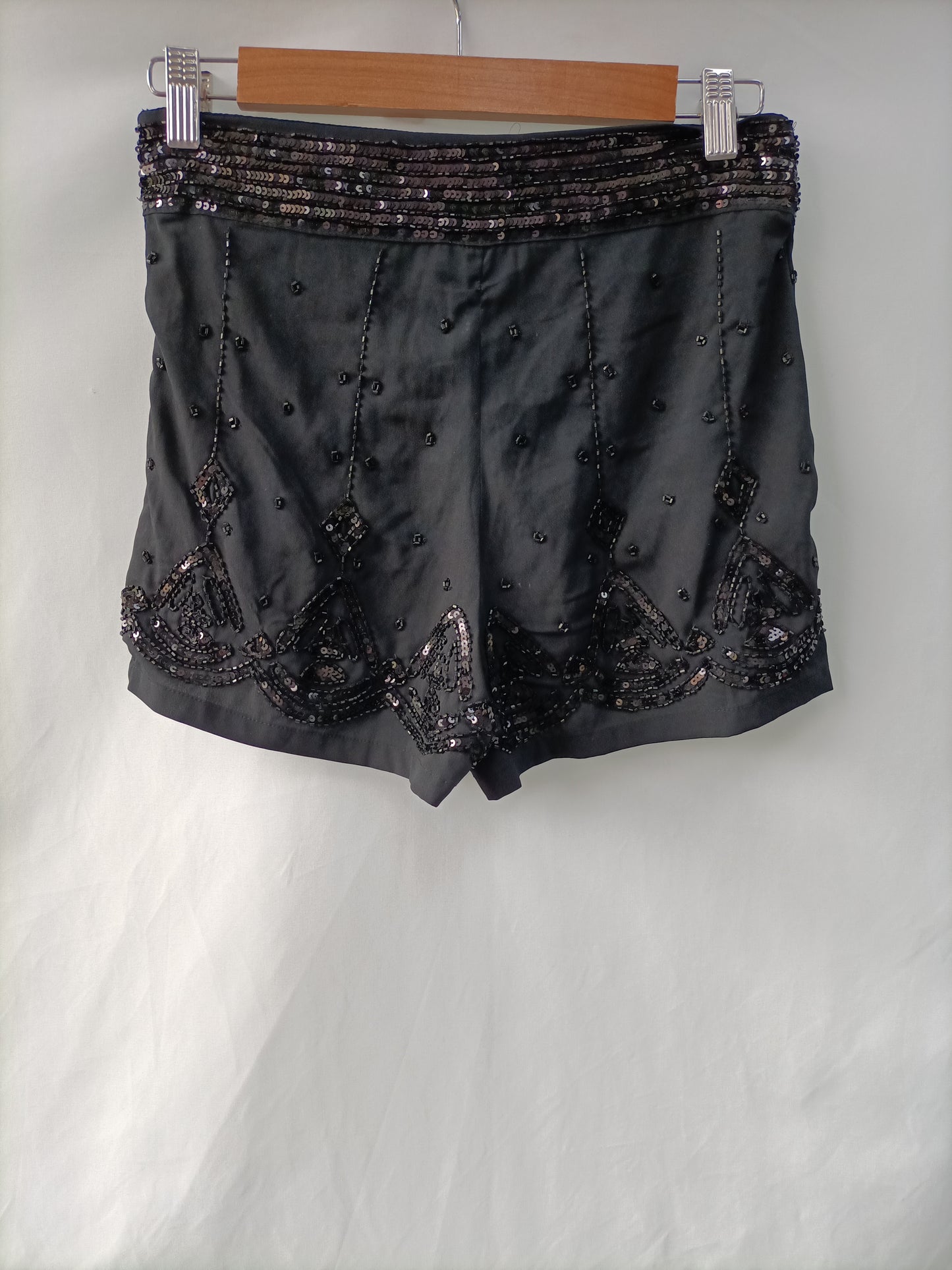 FÓRMULA JOVEN. Shorts negro lentejuelas T.38