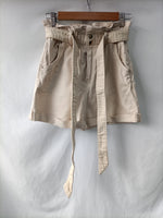 H&M. Shorts beige slouchy T.36