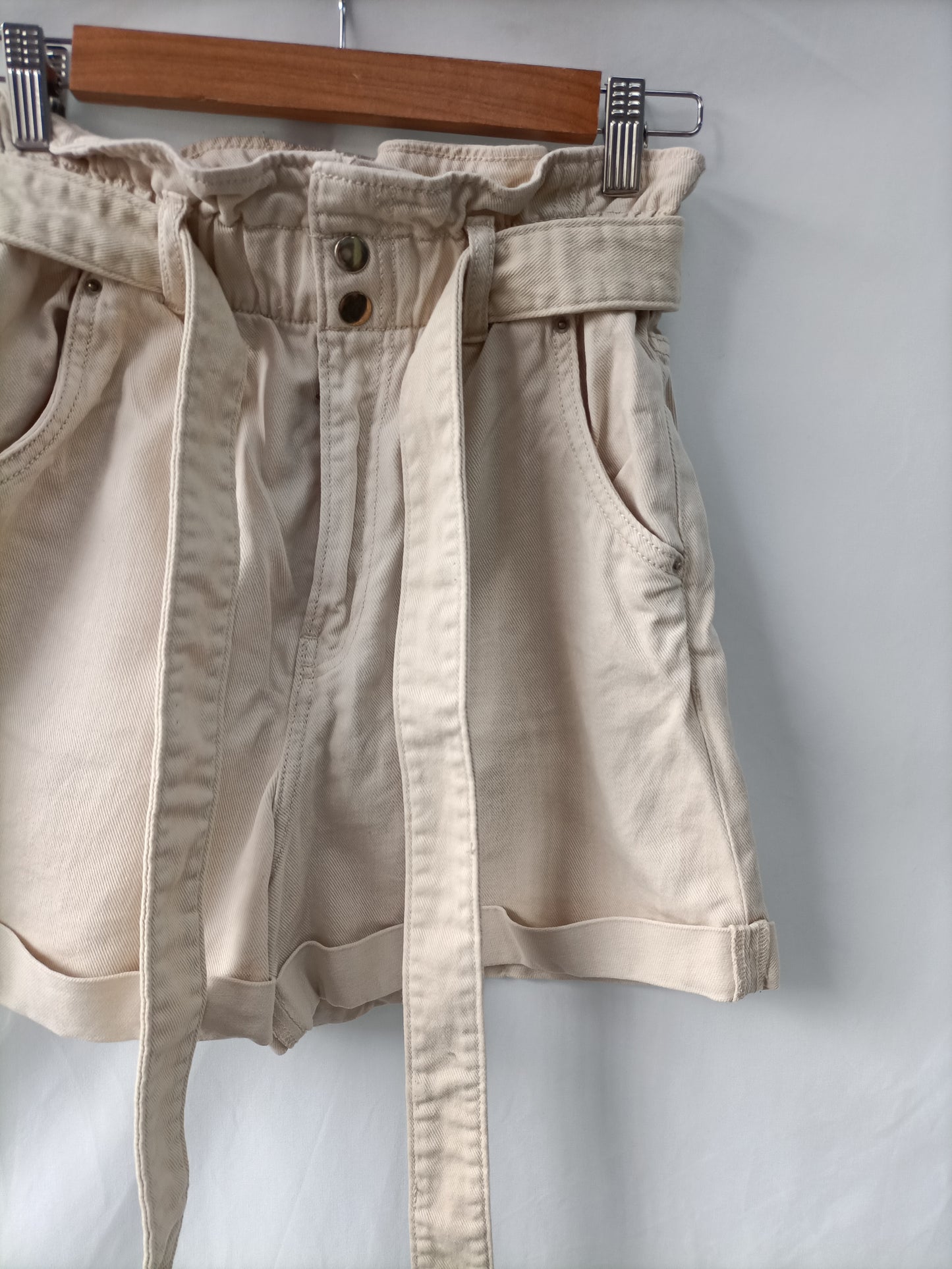 H&M. Shorts beige slouchy T.36