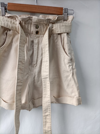 H&M. Shorts beige slouchy T.36