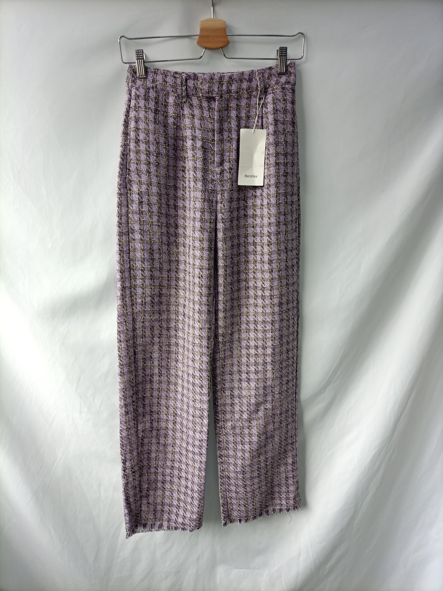 BERSHKA. Pantalón lila tweed T.34