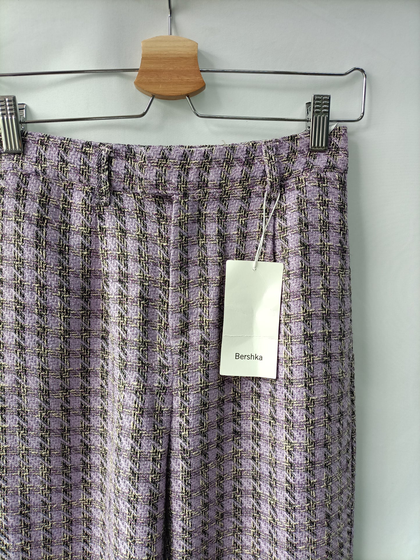 BERSHKA. Pantalón lila tweed T.34