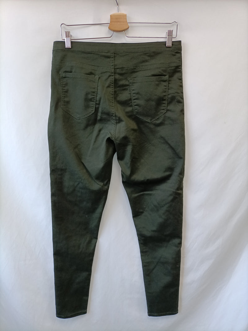 PRIMARK. Pantalón verde pitillo T.42