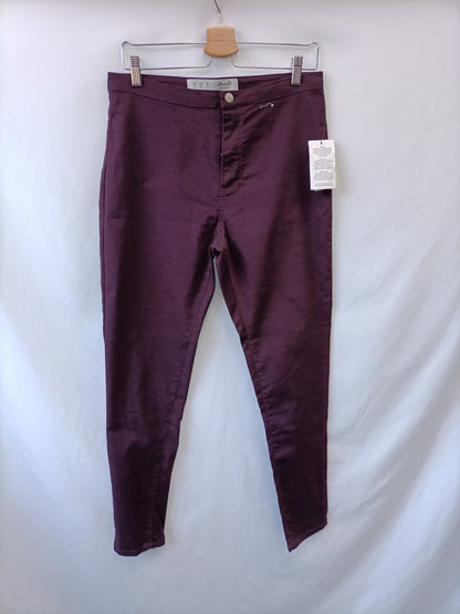 PRIMARK. Pantalón burdeos pitillo T.42