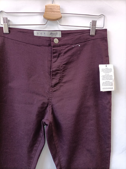 PRIMARK. Pantalón burdeos pitillo T.42
