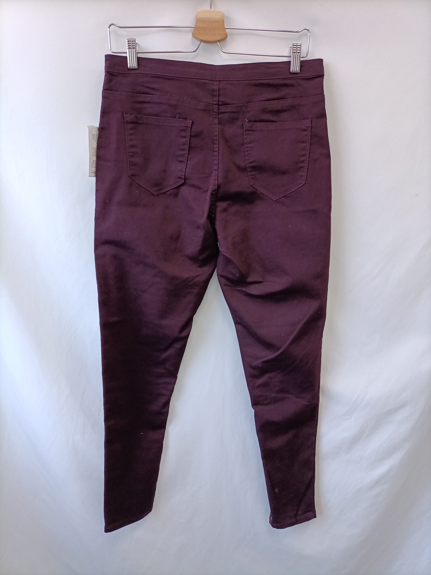 PRIMARK. Pantalón burdeos pitillo T.42