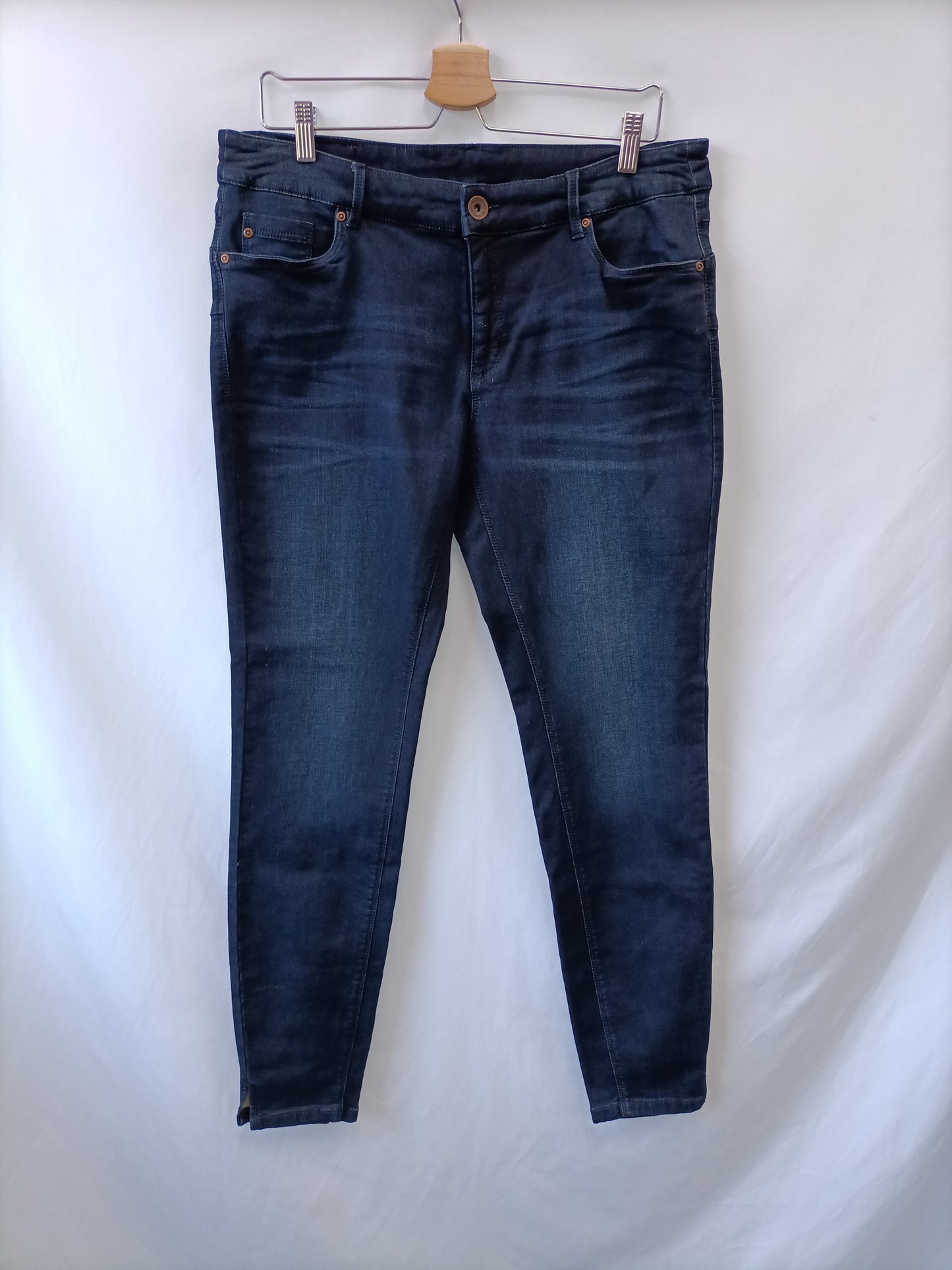 C&A. Pantalón vaquero oscuro T.44