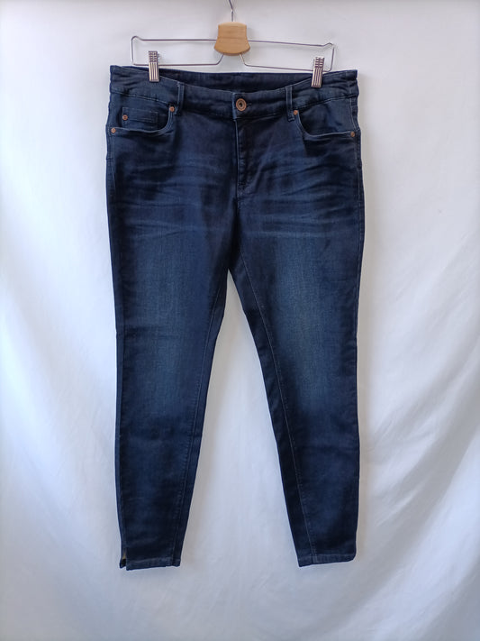 C&A. Pantalón vaquero oscuro T.44