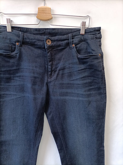 C&A. Pantalón vaquero oscuro T.44